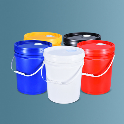 Um balde de tinta de plástico de 20 litros com tampa e um balde vermelho